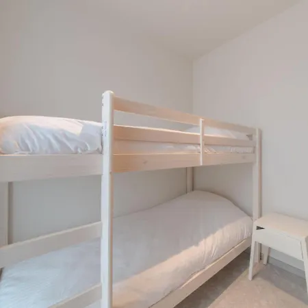 Bredunepark With Parking By Interhome Vakantiehuis *